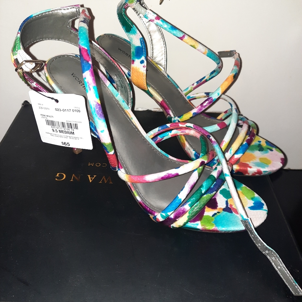 I am selling a woman multicolour shoes